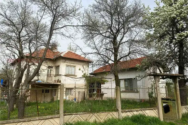 Двуетажна къща с двор в с. Липен, област Монтана