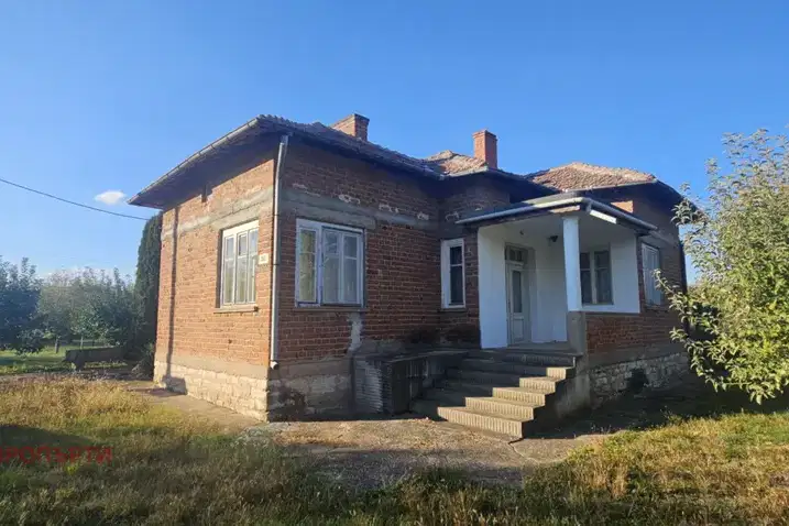 Къща с двор и стопански постройки в с. Смирненски, област Монтана