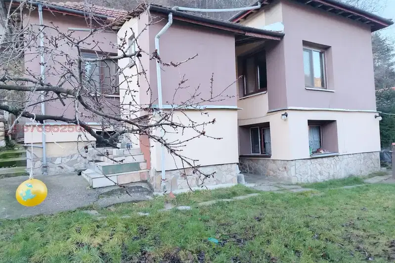 Къща с 2 спални в гр. Белово с лятна градина