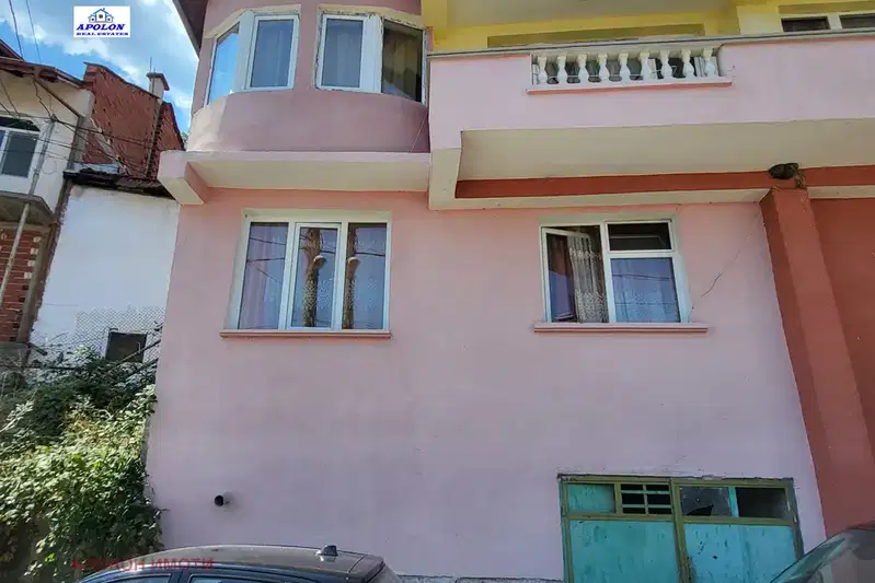 Къща в Пазарджик, Пещера