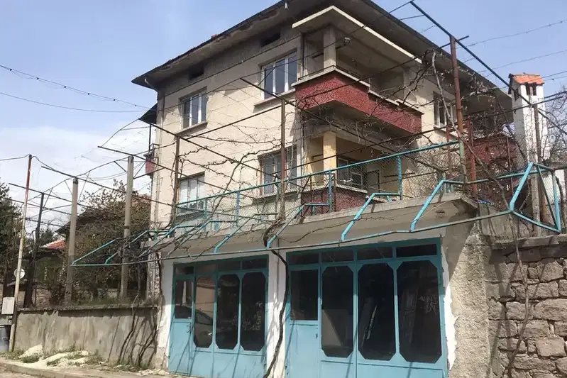 Къща в Пазарджик, Пещера