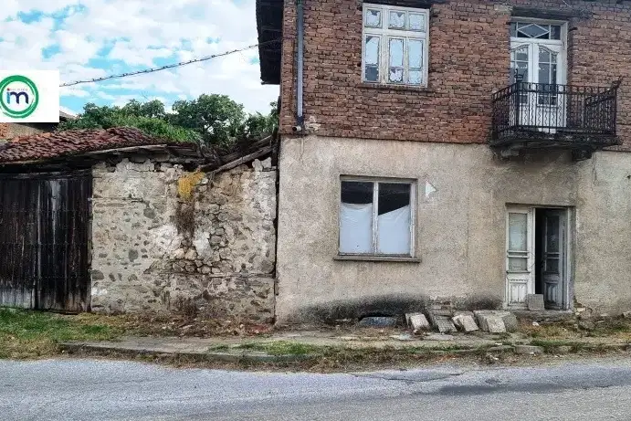 House with 4 rooms and outbuildings in Cruncha village, Pazardzhik region