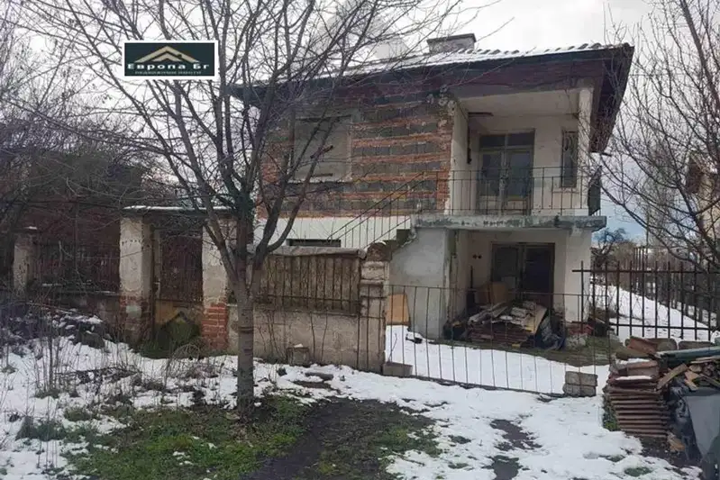 Къща с 4 стаи и двор в с. Главиница, област Пазарджик