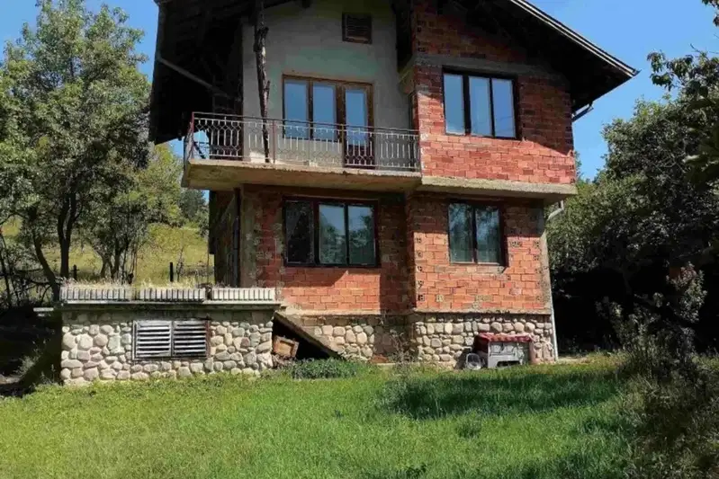 House in Oblast Pernik, Tryn