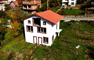 Къща в Перник, Земен