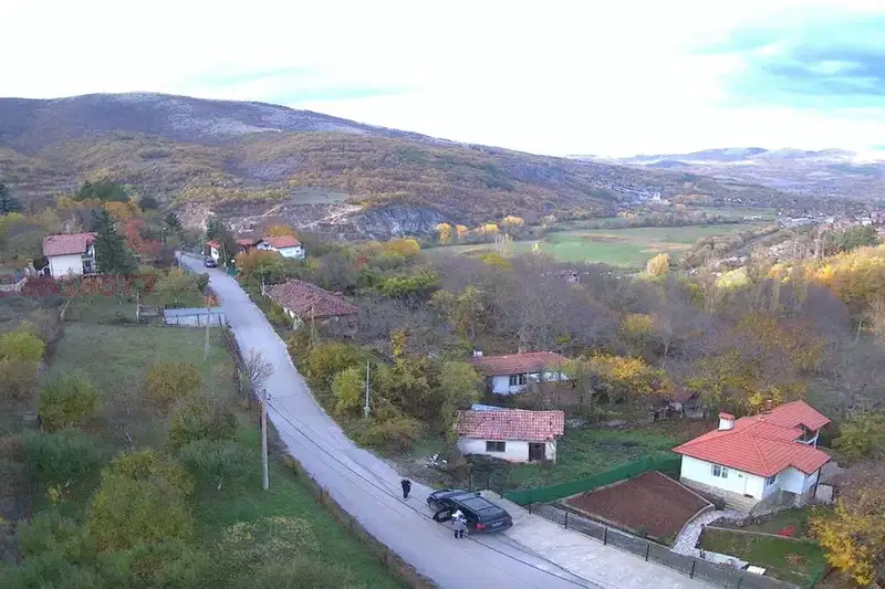 Къща в Перник, Земен