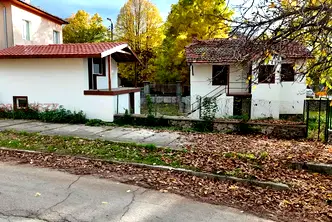 Къща в Перник, Земен