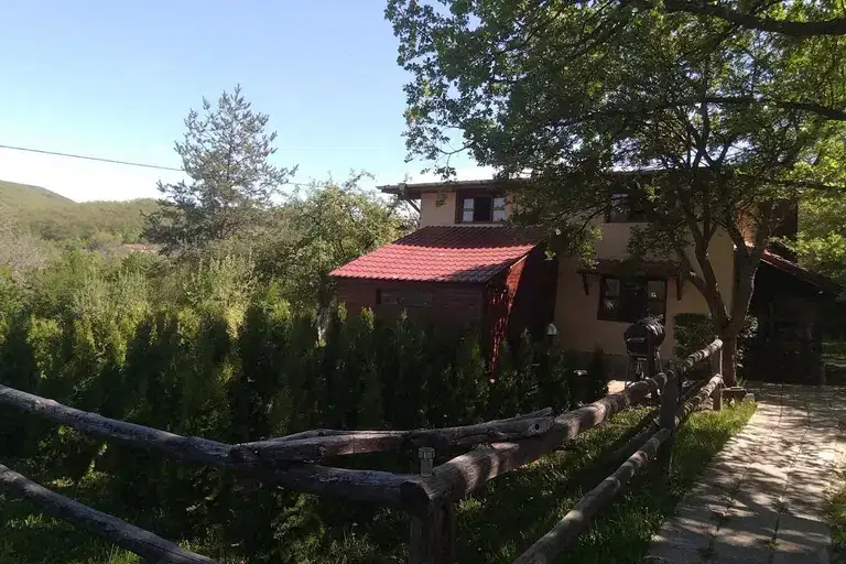 Къща в Перник, с. Блатешница
