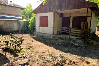 Къща в Перник, с. Червена могила