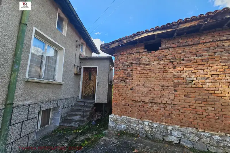 Къща с 3 стаи и тераса в с. Долни Раковец, обл. Перник