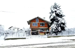 Къща в Перник, с. Извор