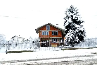 Къща в Перник, с. Извор
