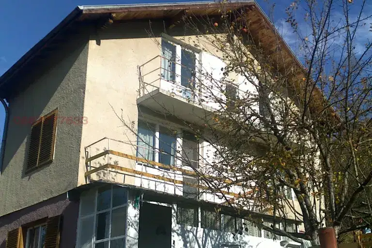 Къща в Перник, с. Лешниковци