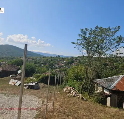 Снимка 2 — Къща с 3 стаи в с. Лобош, обл. Перник с двор