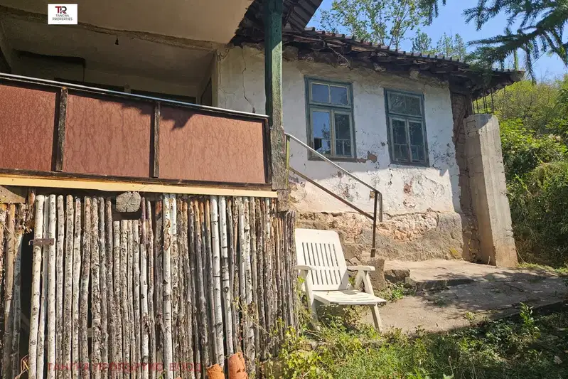 Къща с 3 стаи в с. Лобош, обл. Перник с двор