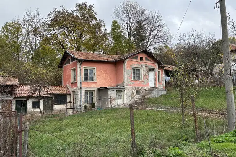 Къща с 5 стаи в с. Расник, област Перник с двор