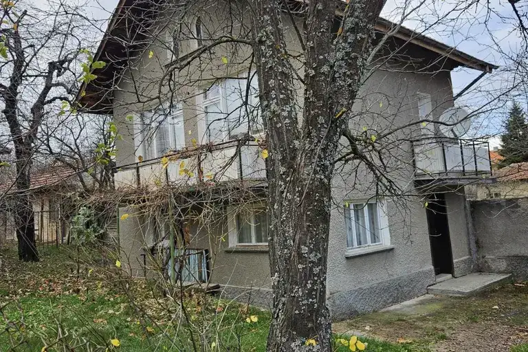 Къща в Перник, с. Режанци
