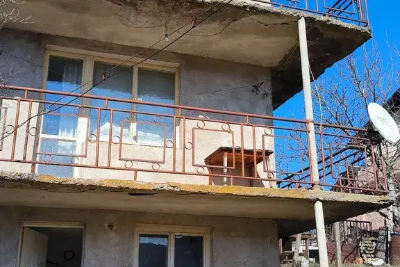 Двуетажна къща с двор в с. Селищен дол, област Перник