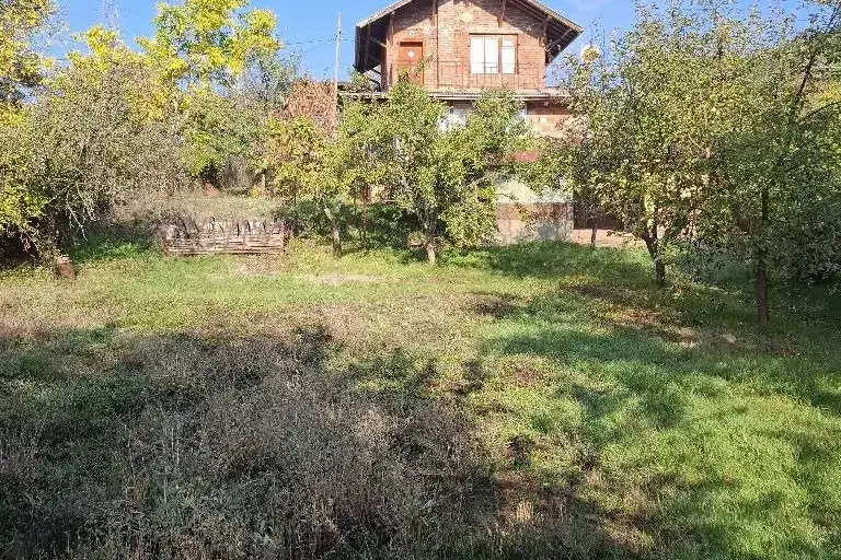 Къща с 3 етажа в с. Светля, област Перник, с двор