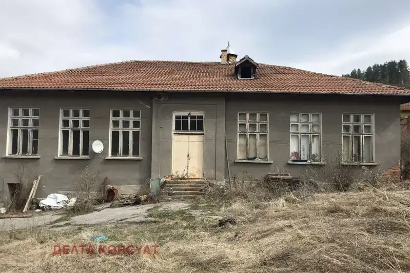 Къща в Перник, с. Ярловци