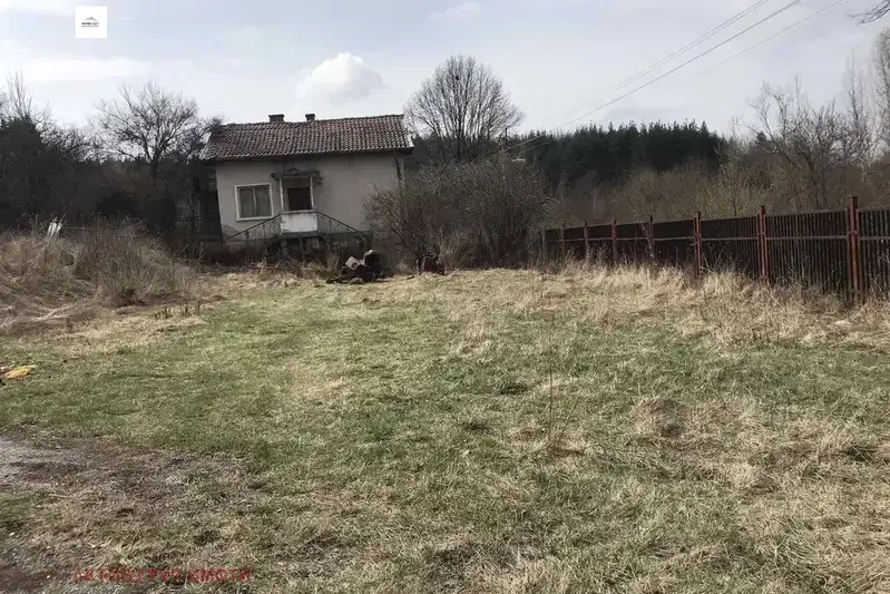 Къща в Перник, с. Ярловци