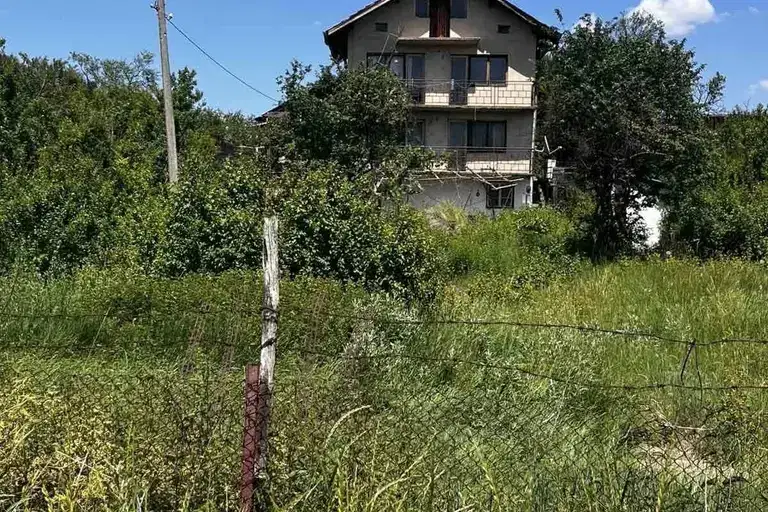 House in Oblast Pernik, Zidarci