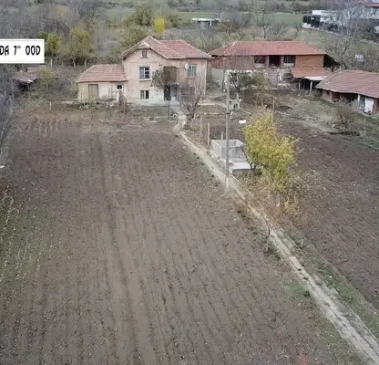 Снимка 2 — Къща с 2 етажа и гараж в с. Радишево, област Плевен