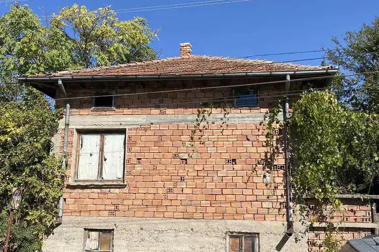 Къща с 3 стаи в с. Въбел, област Плевен с двор