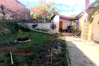 Къща в Пловдив, Перущица