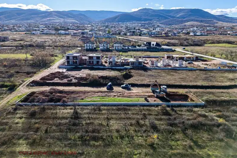 Къща с 3 спални в с. Белащица с двор и тераса