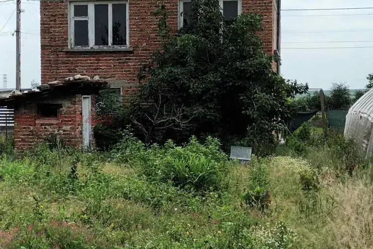 Къща с 5 стаи и оранжерии в с. Избеглии, обл. Пловдив