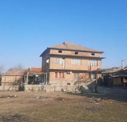 Снимка 2 — Двуетажна къща с гараж в с. Ново село, обл. Пловдив