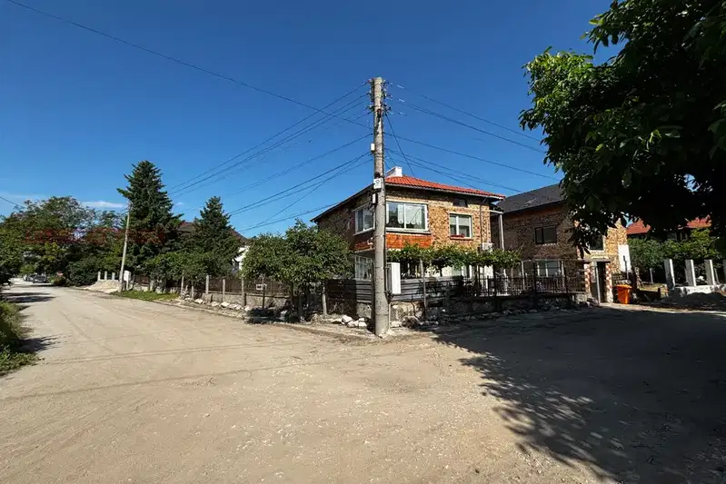 Къща 128 кв.м в с. Златитрап с двор и гледка към Родопите