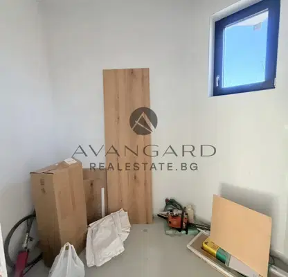 Снимка 4 — Двуетажна къща с 5 стаи в с. Златитрап, двор 450 кв.м