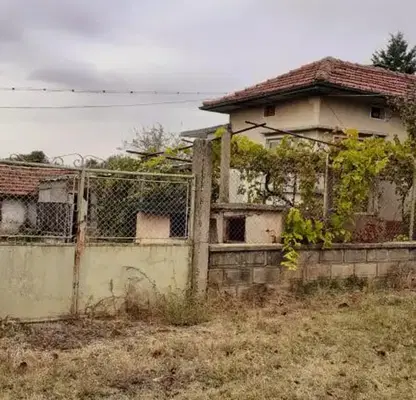 Снимка 2 — Къща с 3 спални в центъра на Борово с гараж и двор