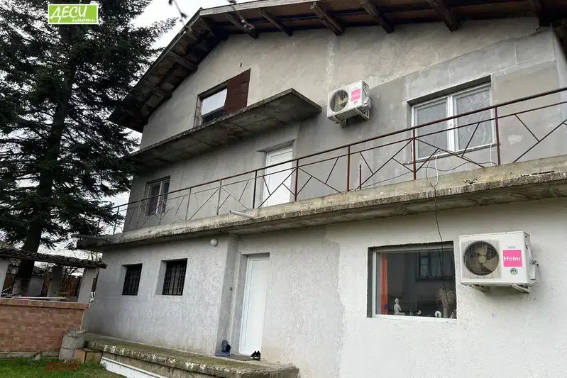 Двуетажна къща с гараж в с. Червена вода, област Русе