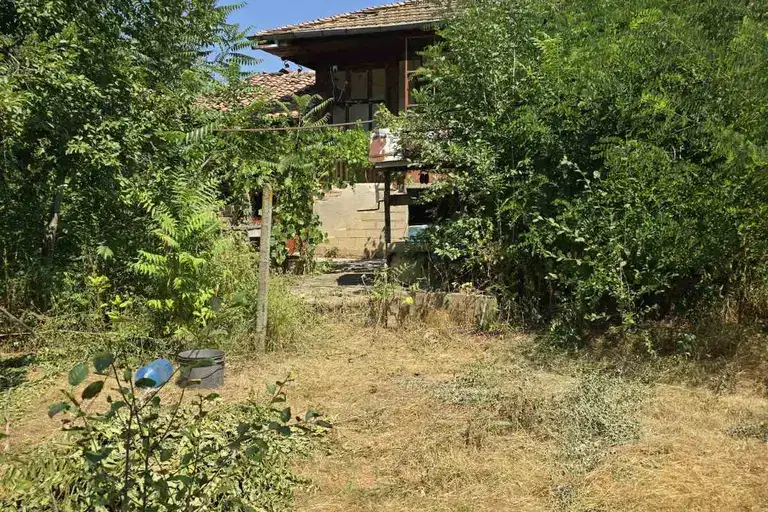 Къща с 2 стаи в с. Ивански, област Шумен, с двор