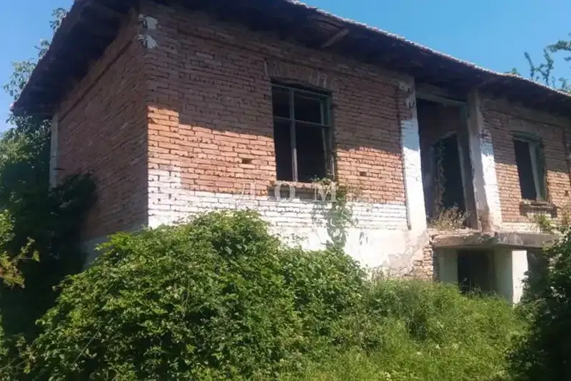Къща с 2 дворни места в с. Преселка, област Шумен