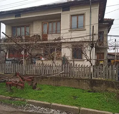 Снимка 2 — Двуетажна тухлена къща с гараж в Тутракан, обл. Силистра