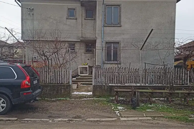 Двуетажна тухлена къща с гараж в Тутракан, обл. Силистра