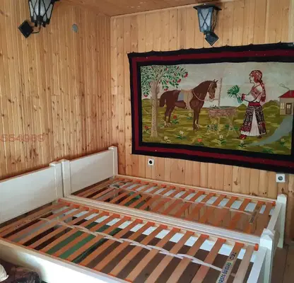 Снимка 4 — Къща с 2 спални в с. Катунище, област Сливен, с двор и навеси
