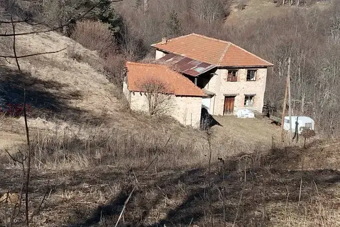 Масивна къща с двор в с. Потока, област Смолян