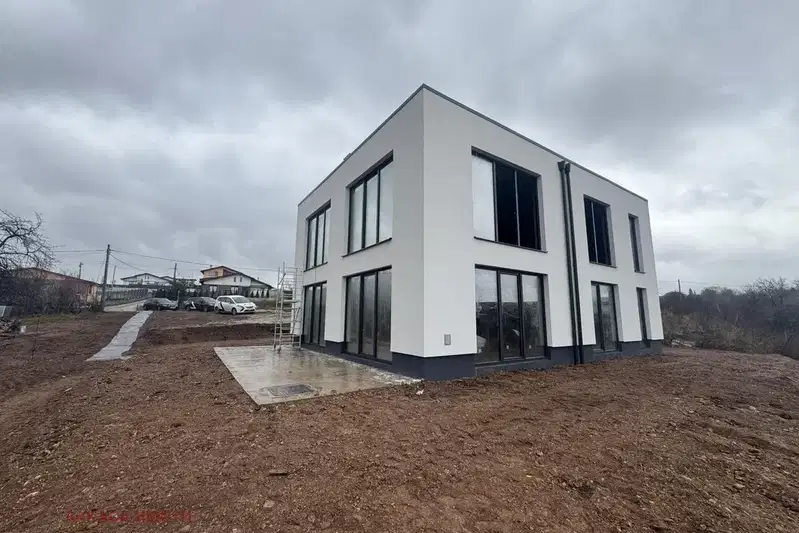 House in област София, Bojurishte