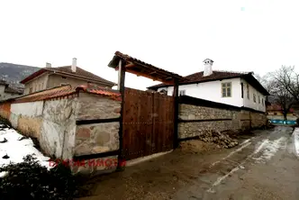 Къща в София, Етрополе