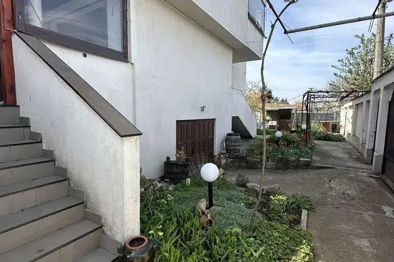 House in област София, Kostinbrod