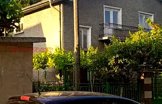 Къща в София, Момин проход