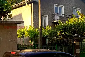 Къща в София, Момин проход