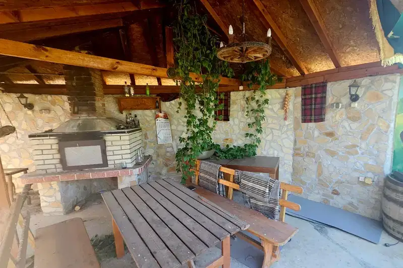 House in област София, Pravec