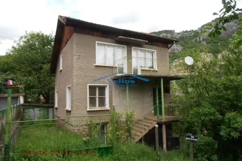 House in област София, Гара Лакатник