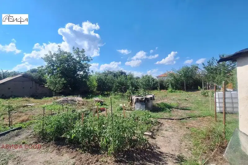 Къща с 2 стаи и двор в с. Долна Малина, област София